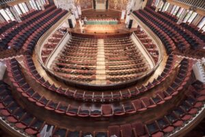 Interior de un teatro tradicional con escenario y butacas