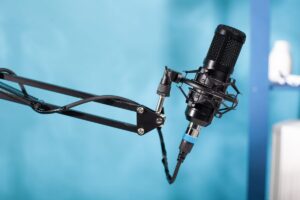 Microfono profesional sobre brazo articulado en un estudio de retransmision
